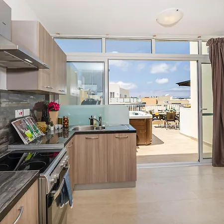 Summer Breeze Penthouse With Private Hot Tub & Terrace With Panoramic Views, By Getawaysmalta Mellieha