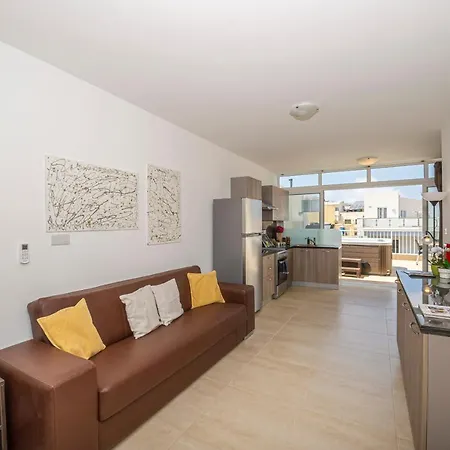 Summer Breeze Penthouse With Private Hot Tub & Terrace With Panoramic Views, By Getawaysmalta Apartamento Mellieha