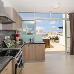 Summer Breeze Penthouse With Private Hot Tub & Terrace With Panoramic Views, By Getawaysmalta Mellieħa