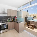 Summer Breeze Penthouse With Private Hot Tub & Terrace With Panoramic Views, By Getawaysmalta Apartment Mellieħa