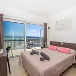 Apartment Summer Breeze Penthouse With Private Hot Tub & Terrace With Panoramic Views, By Getawaysmalta Mellieħa