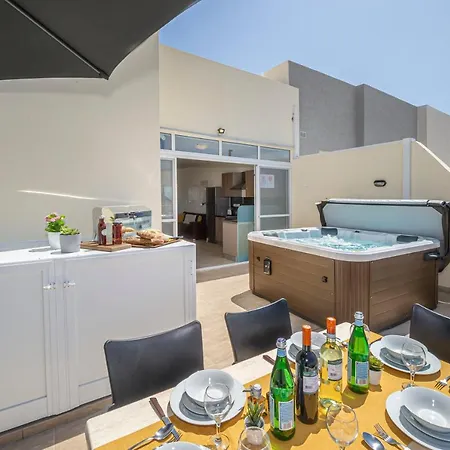 Summer Breeze Penthouse With Private Hot Tub & Terrace With Panoramic Views, By Getawaysmalta Mellieha