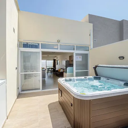 Summer Breeze Penthouse With Private Hot Tub & Terrace With Panoramic Views, By Getawaysmalta Lägenhet *
