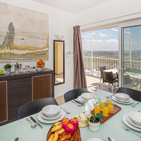 Summer Breeze Penthouse With Private Hot Tub & Terrace With Panoramic Views, By Getawaysmalta Mellieha