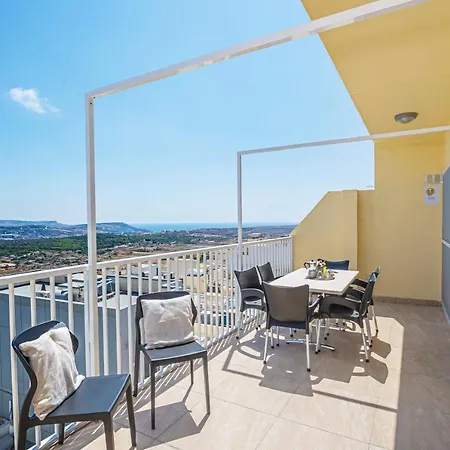 Summer Breeze Penthouse With Private Hot Tub & Terrace With Panoramic Views, By Getawaysmalta Mellieħa