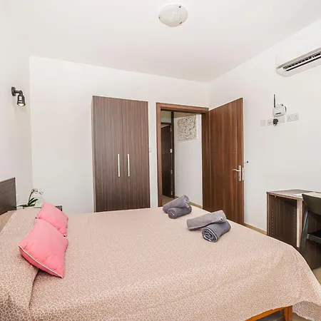 Summer Breeze Penthouse With Private Hot Tub & Terrace With Panoramic Views, By Getawaysmalta Appartement *