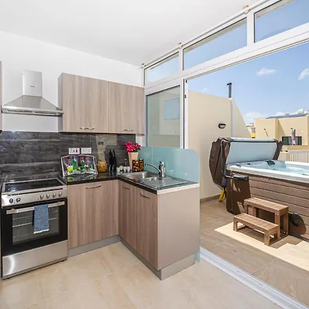 Summer Breeze Penthouse With Private Hot Tub & Terrace With Panoramic Views, By Getawaysmalta Apartment Mellieha