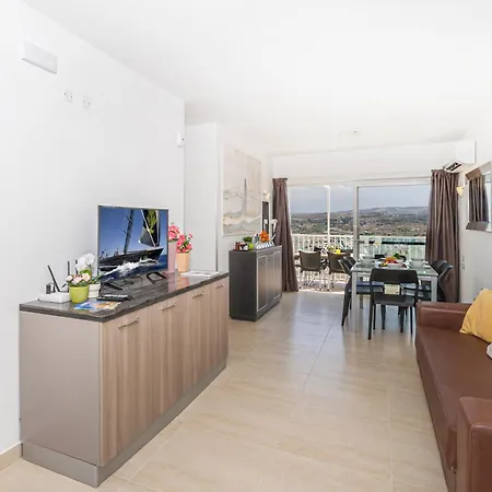 Apartment Summer Breeze Penthouse With Private Hot Tub & Terrace With Panoramic Views, By Getawaysmalta