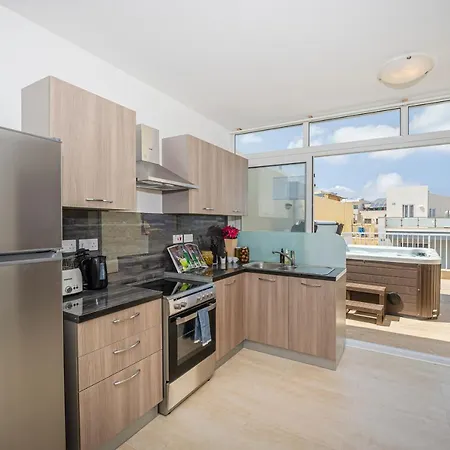 Apartment Summer Breeze Penthouse With Private Hot Tub & Terrace With Panoramic Views, By Getawaysmalta Mellieha