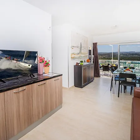 Apartment Summer Breeze Penthouse With Private Hot Tub & Terrace With Panoramic Views, By Getawaysmalta *