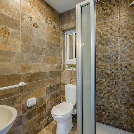 Summer Breeze Penthouse With Private Hot Tub & Terrace With Panoramic Views, By Getawaysmalta Appartement *