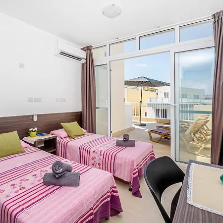Summer Breeze Penthouse With Private Hot Tub & Terrace With Panoramic Views, By Getawaysmalta Apartment Mellieha
