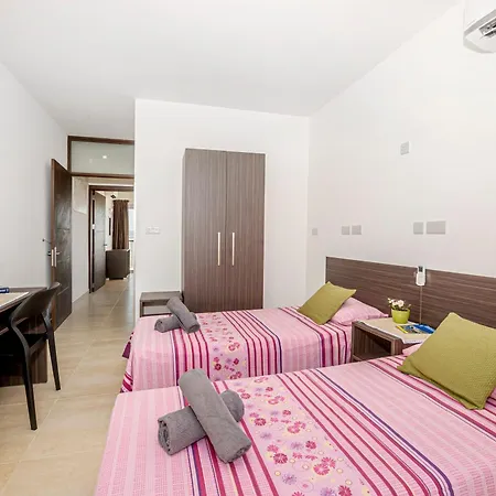 Summer Breeze Penthouse With Private Hot Tub & Terrace With Panoramic Views, By Getawaysmalta Lägenhet